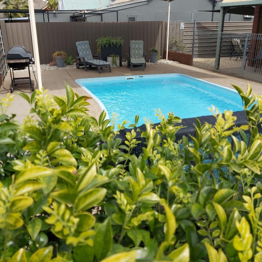 Country Mile Motor Inn Форбс Екстериор снимка