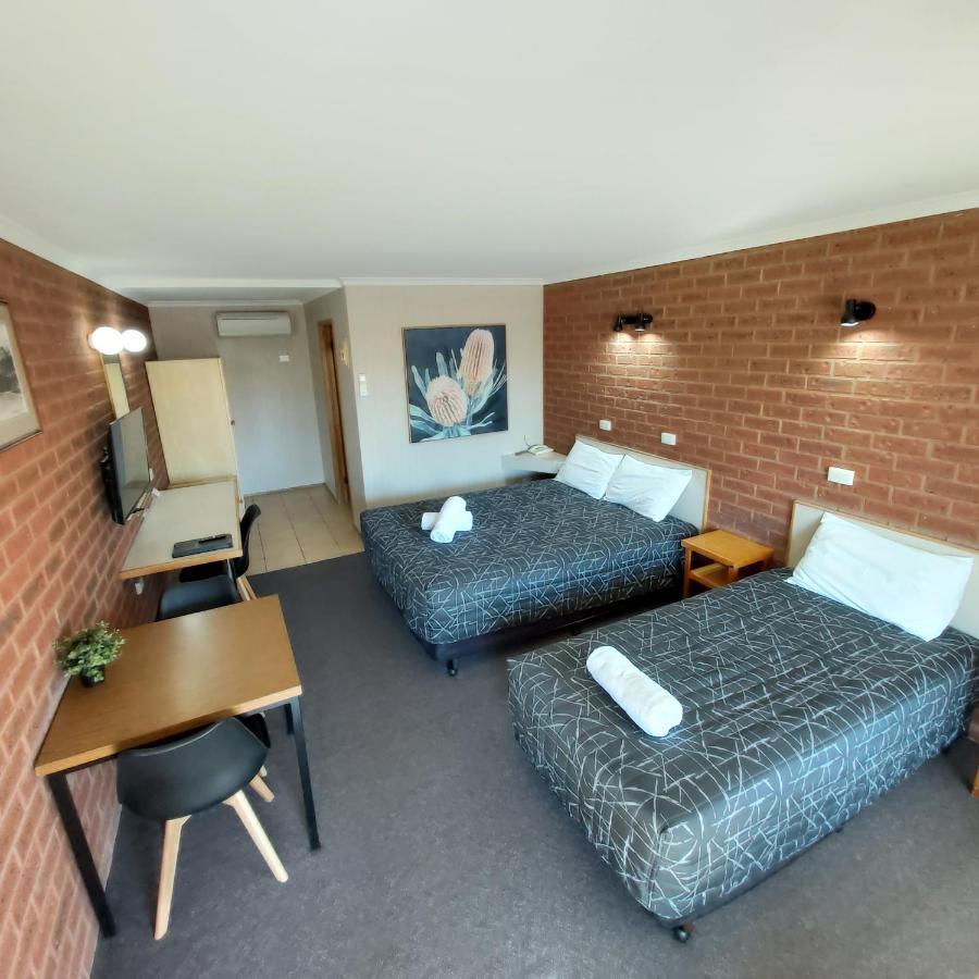 Country Mile Motor Inn Форбс Екстериор снимка