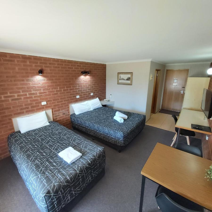 Country Mile Motor Inn Форбс Екстериор снимка