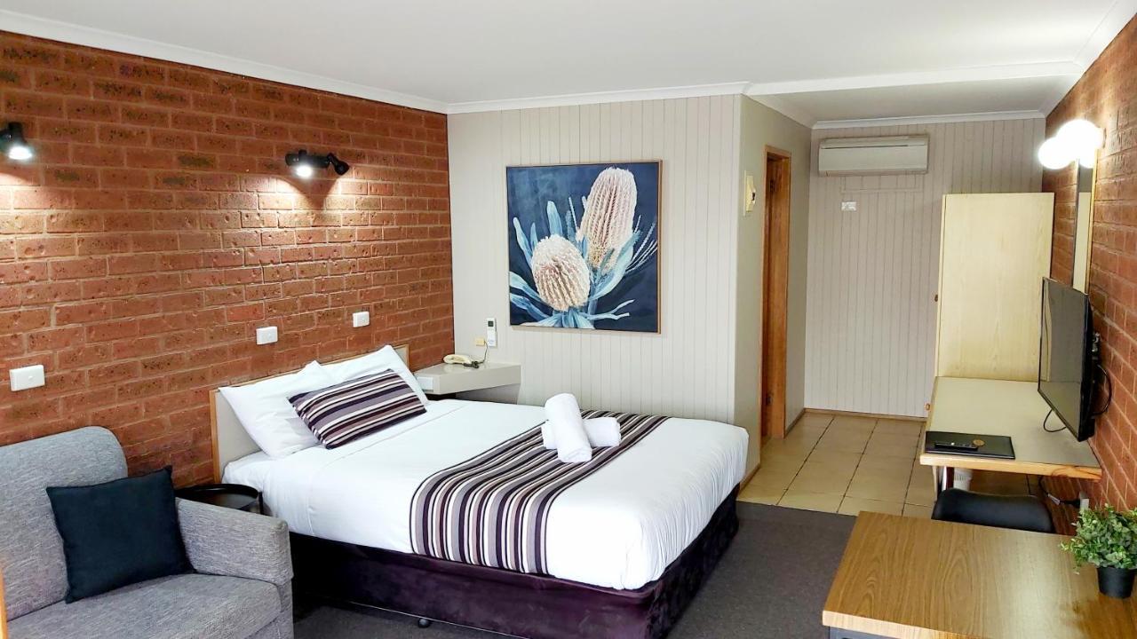 Country Mile Motor Inn Форбс Екстериор снимка