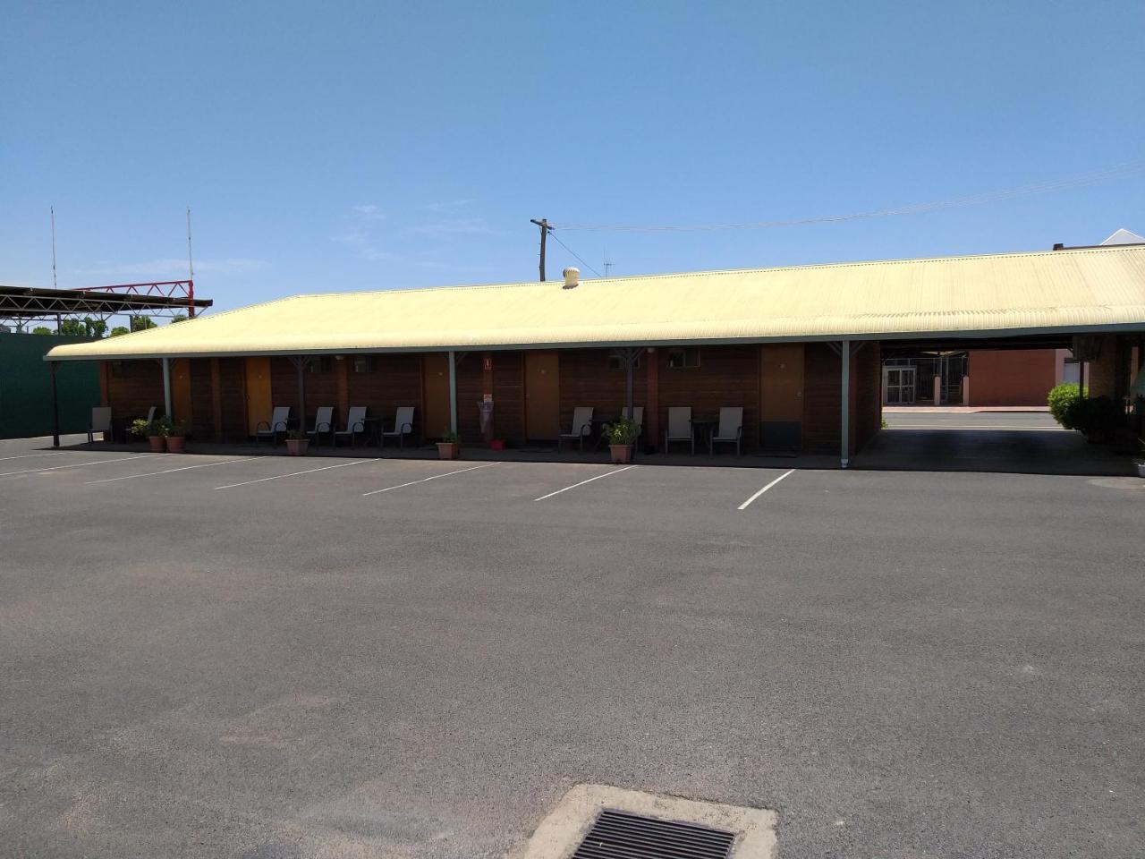 Country Mile Motor Inn Форбс Екстериор снимка
