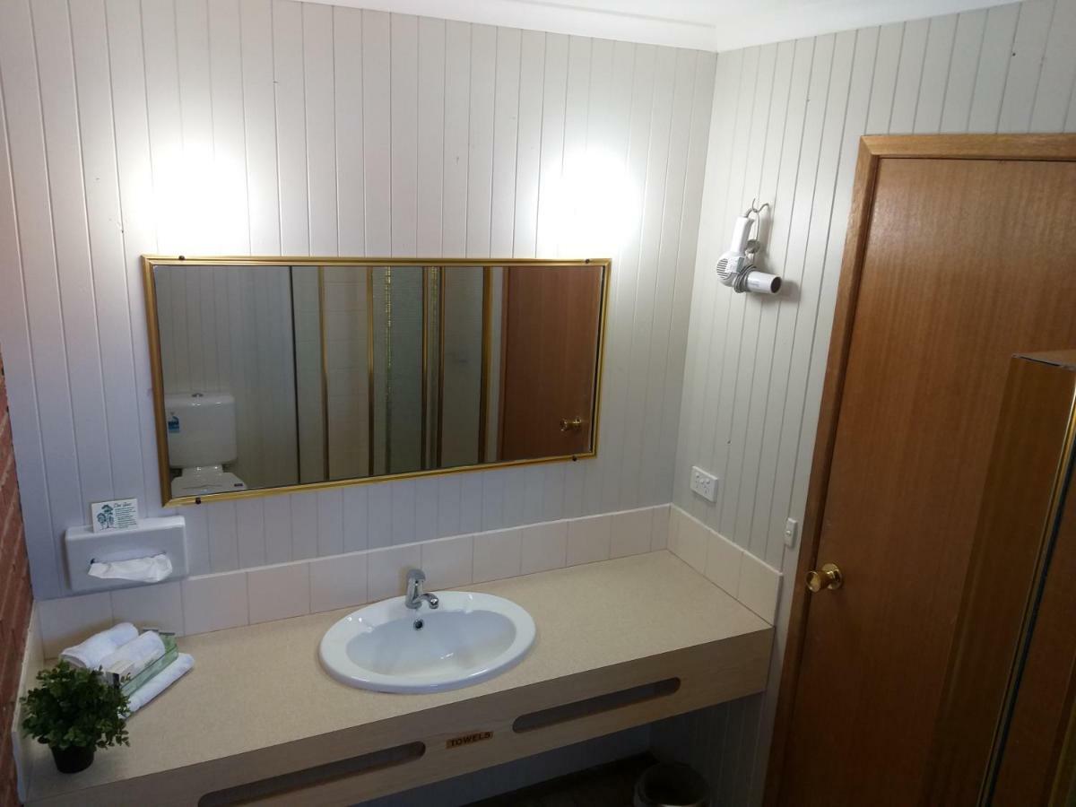 Country Mile Motor Inn Форбс Екстериор снимка